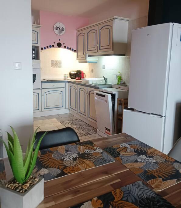 Maison Vendeenne: Beachside Family Retreat with Baby Amenities Saint-Hilaire-de-Riez Exterior photo